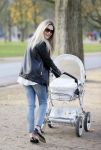 Amsterdam 23 november 2014
Nikkie Plessen en Ruben Bontekoen lopen met hun dochter Jolie en zoontje Alain en hond door het vondelpark.