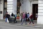 Londen 14 december 2014
Paul de Leeuw en zijn partner Stefan Nugter shoppen in Londen.