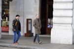 Londen 14 december 2014
Paul de Leeuw en zijn partner Stefan Nugter shoppen in Londen.