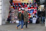 Londen 14 december 2014
Paul de Leeuw en zijn partner Stefan Nugter shoppen in Londen.