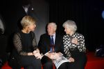 Amsterdam 11 december 2014
Presentatie van het nieuwe tijdschrift en platform van Wendy v Dijk.
Prinses Laurentien onthult het eerste exemplaar. Prinses Laurentien in gesprek met de ouders van Erland Galjaard