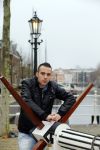 Weesp 4 december 2014
Robbie Hasselt wordt geinterviewd door Edwin Bredius. Robbie heeft dates gehad met Onno Hoes en deze gefilmd.