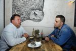Weesp 4 december 2014
Robbie Hasselt wordt geinterviewd door Edwin Bredius. Robbie heeft dates gehad met Onno Hoes en deze gefilmd.