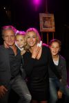 Amsterdam 11 december 2014
Presentatie van het nieuwe tijdschrift en platform van Wendy v Dijk.
Prinses Laurentien onthult het eerste exemplaar.
Wendy met haar kinderen Lizzy Sem en man Erland Galjaard
