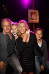 Amsterdam 11 december 2014
Presentatie van het nieuwe tijdschrift en platform van Wendy v Dijk.
Prinses Laurentien onthult het eerste exemplaar.
Wendy met haar kinderen Lizzy Sem en man Erland Galjaard