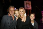 Amsterdam 11 december 2014
Presentatie van het nieuwe tijdschrift en platform van Wendy v Dijk.
Prinses Laurentien onthult het eerste exemplaar.
Wendy met haar kinderen Lizzy Sem en man Erland Galjaard