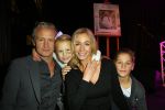 Amsterdam 11 december 2014
Presentatie van het nieuwe tijdschrift en platform van Wendy v Dijk.
Prinses Laurentien onthult het eerste exemplaar.
Wendy met haar kinderen Lizzy Sem en man Erland Galjaard