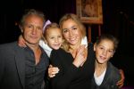 Amsterdam 11 december 2014
Presentatie van het nieuwe tijdschrift en platform van Wendy v Dijk.
Prinses Laurentien onthult het eerste exemplaar.
Wendy met haar kinderen Lizzy Sem en man Erland Galjaard