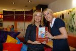 Amsterdam 9 december 2014
Yvon Jaspers gaat voorlezen bij Mc Donalds ivm start van een aktie voor het Ronald Mc Donald huis. Yvon met Debbie de Wagenaar