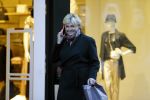 Amsterdam 25 november 2015 
Caroline Tensen doet boodschappen op de pc hooftstraat