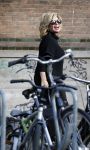 Amsterdam 13 november 2015 
Connie Breukhoven bellend op straat.