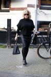 Amsterdam 13 november 2015 
Connie Breukhoven bellend op straat.