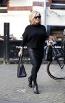 Amsterdam 13 november 2015 
Connie Breukhoven bellend op straat.