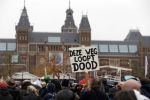 Amsterdam 29 november 2015 Demonstratie voor behoud van de aarde op het museumplein. Dolf Jansen praat het geheel aan elkaar.