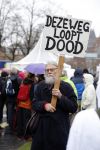 Amsterdam 29 november 2015 Demonstratie voor behoud van de aarde op het museumplein. Dolf Jansen praat het geheel aan elkaar.