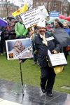 Amsterdam 29 november 2015 Demonstratie voor behoud van de aarde op het museumplein. Dolf Jansen praat het geheel aan elkaar.