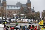 Amsterdam 29 november 2015 Demonstratie voor behoud van de aarde op het museumplein. Dolf Jansen praat het geheel aan elkaar.
