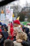Amsterdam 29 november 2015 Demonstratie voor behoud van de aarde op het museumplein. Dolf Jansen praat het geheel aan elkaar.