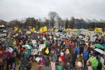 Amsterdam 29 november 2015 Demonstratie voor behoud van de aarde op het museumplein. Dolf Jansen praat het geheel aan elkaar.
