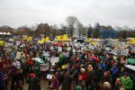 Amsterdam 29 november 2015 Demonstratie voor behoud van de aarde op het museumplein. Dolf Jansen praat het geheel aan elkaar.