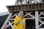 Amsterdam 29 november 2015 Demonstratie voor behoud van de aarde op het museumplein. Dolf Jansen praat het geheel aan elkaar.