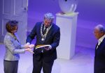 Amsterdam 23 november 2015 
Irene v d Laar stapt uit taxi.5 jaar nieuwe de la mar en 15 jaar de joop en Janine v d Ende foundation. Eberhard v d Laan