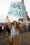 Amsterdam 29 november 2015
 Demonstratie voor behoud van de aarde op het museumplein. Dolf Jansen praat het geheel aan elkaar. Froukje Jansen