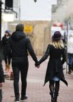 Amsterdam 20 november 2015 
Gigi Ravelli met haar vriend Roger Hodenius aan het winkelen.