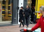 Amsterdam 20 november 2015 
Gigi Ravelli met haar vriend Roger Hodenius aan het winkelen.