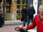 Amsterdam 20 november 2015 
Gigi Ravelli met haar vriend Roger Hodenius aan het winkelen.
