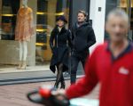 Amsterdam 20 november 2015 
Gigi Ravelli met haar vriend Roger Hodenius aan het winkelen.