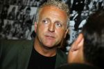 Amsterdam 13 november 2015  
Presentatie kookboek Gordon bij blushing Amsterdam.
John v d Heuvel reikt het uit.