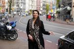 Amsterdam 23 november 2015 
Irene v d Laar stapt uit taxi.