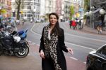 Amsterdam 23 november 2015 
Irene v d Laar stapt uit taxi.