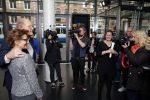 Amsterdam 23 november 2015 
Irene v d Laar stapt uit taxi.5 jaar nieuwe de la mar en 15 jaar de joop en Janine v d Ende foundation.