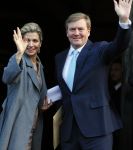 Amsterdam 25 november 2015 
Koninmg Willem Alexander en Koningin Maxima  arriveren bij het paleis op de dam in hun auto (audi A8)