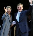Amsterdam 25 november 2015 
Koninmg Willem Alexander en Koningin Maxima  arriveren bij het paleis op de dam in hun auto (audi A8)