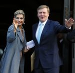 Amsterdam 25 november 2015 
Koninmg Willem Alexander en Koningin Maxima  arriveren bij het paleis op de dam in hun auto (audi A8)