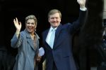 Amsterdam 25 november 2015 
Koninmg Willem Alexander en Koningin Maxima  arriveren bij het paleis op de dam in hun auto (audi A8)