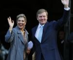 Amsterdam 25 november 2015 
Koninmg Willem Alexander en Koningin Maxima  arriveren bij het paleis op de dam in hun auto (audi A8)