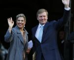 Amsterdam 25 november 2015 
Koninmg Willem Alexander en Koningin Maxima  arriveren bij het paleis op de dam in hun auto (audi A8)