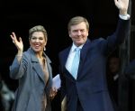 Amsterdam 25 november 2015 
Koninmg Willem Alexander en Koningin Maxima  arriveren bij het paleis op de dam in hun auto (audi A8)