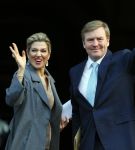 Amsterdam 25 november 2015 
Koninmg Willem Alexander en Koningin Maxima  arriveren bij het paleis op de dam in hun auto (audi A8)