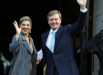 Amsterdam 25 november 2015 
Koninmg Willem Alexander en Koningin Maxima  arriveren bij het paleis op de dam in hun auto (audi A8)