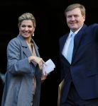 Amsterdam 25 november 2015 
Koninmg Willem Alexander en Koningin Maxima  arriveren bij het paleis op de dam in hun auto (audi A8)