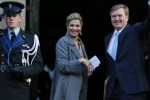 Amsterdam 25 november 2015 
Koninmg Willem Alexander en Koningin Maxima  arriveren bij het paleis op de dam in hun auto (audi A8)