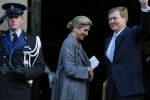 Amsterdam 25 november 2015 
Koninmg Willem Alexander en Koningin Maxima  arriveren bij het paleis op de dam in hun auto (audi A8)