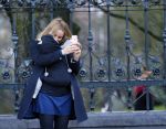 Amsterdam 25 november 2015
Lieke v Lexmond met zoontje Vic aan de wandel.
