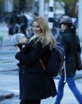 Amsterdam 25 november 2015
Lieke v Lexmond met zoontje Vic aan de wandel.
