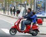 Amsterdam 18 november 2015 
Martijn Krabbe met zijn zoon achilles op vespa scooter
